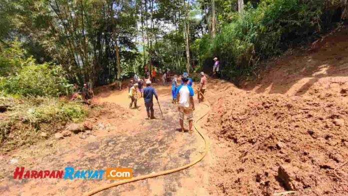 Tebing Longsor di Jalan Situmandala Ciamis, Banyak Pengendara Motor Tergelincir