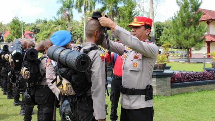Tutup Tahap Dasar Bhayangkara, Sekolah Polisi Negara Lampung Gelar Tradisi Pemakaian Baret