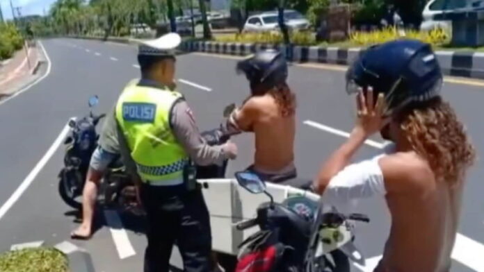 Viral Bule Rese Bawa Motor di Bali