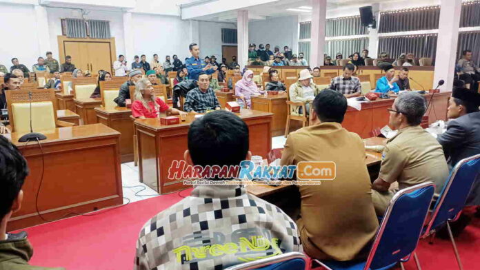 Warga Ontrog DPRD Garut Pertanyakan Kasus Kades Pasirkiamis Umbar Aurat di Facebook
