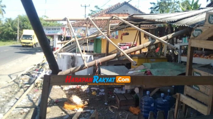 Warung hancur karena tabrakan di Pangandaran