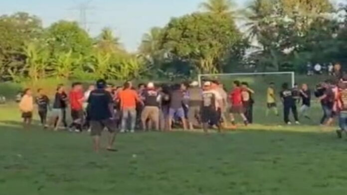 Wasit di Ciamis Dikeroyok Suporter