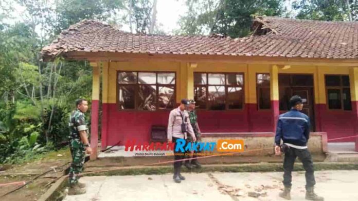 Sekolah di Garut Ambruk