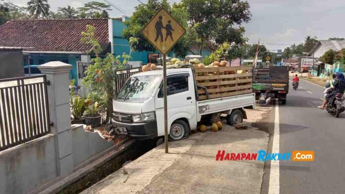 mobil pengangkut kelapa