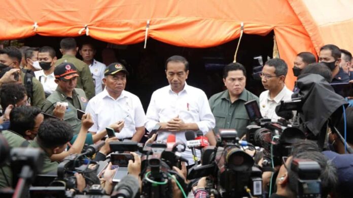 presiden jokowi tinjau lokasi kebakaran plumpang