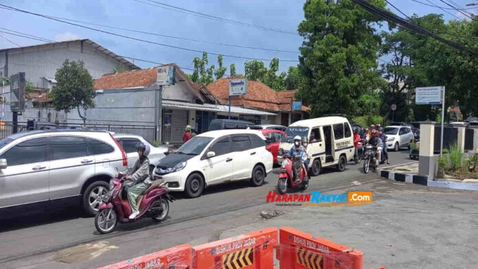 Kendaraan melintasi Ciamis