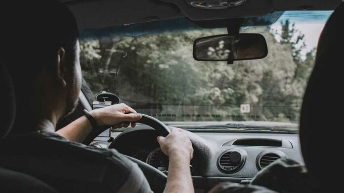 Cara Memutar Setir Mobil di Tikungan
