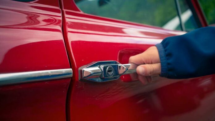 Cara Menutup Pintu Mobil yang Benar dan Salah
