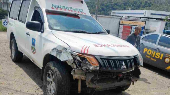 Mobil ambulans kecelakaan