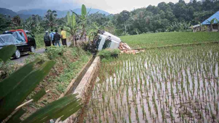 Mobil pengangkut air mineral