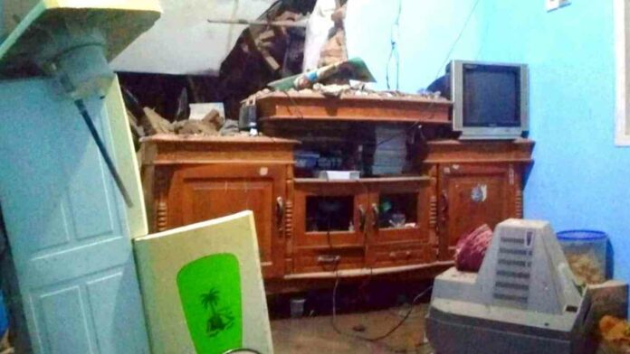 Rumah warga rusak longsor