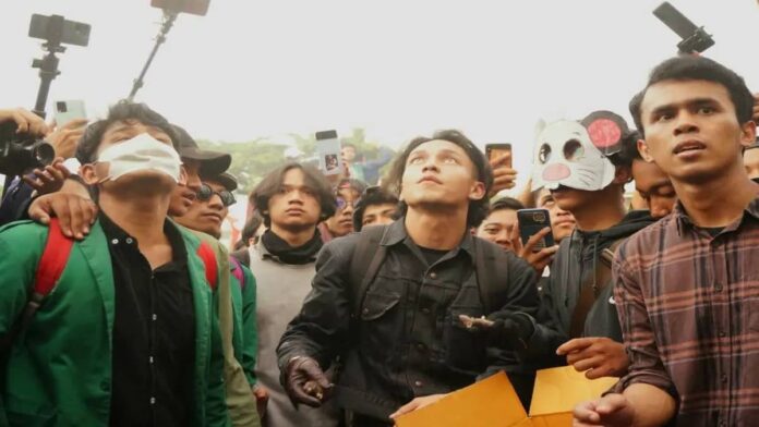 Jefri Nichol Ikut Demo UU Ciptaker, Lempar Tikus ke DPR