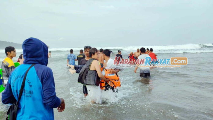 Laka Laut Perahu Terbalik Dihantam Ombak di Pantai Pangandaran