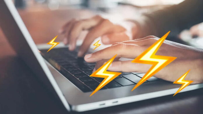 Laptop Nyetrum Saat di Charge, Bisa Karena Instalasi Listrik Buruk