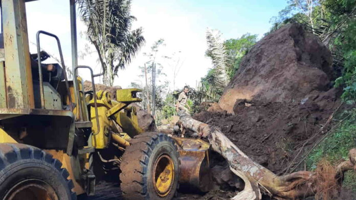 Longsor Batuan Besar di Garut