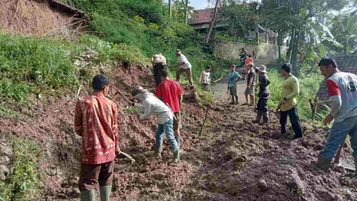 Meski Sedang Puasa, Warga Mekarbuana Ciamis Kompak Bersihkan Material Longsor
