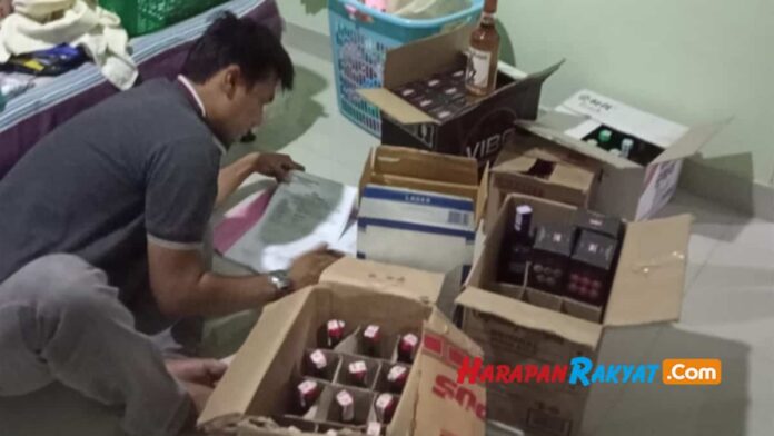 Nekat Berjualan Saat Ramadhan, Puluhan Botol Miras Diamankan Polisi