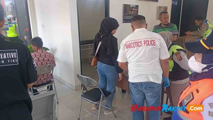 Petugas Gabungan Periksa Ratusan Angkutan Umum di Terminal Guntur Garut