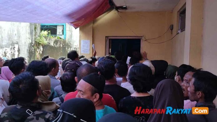 Ribuan Warga Mangkubumi Tasikmalaya Antri Berdesakan untuk Cairkan Bantuan