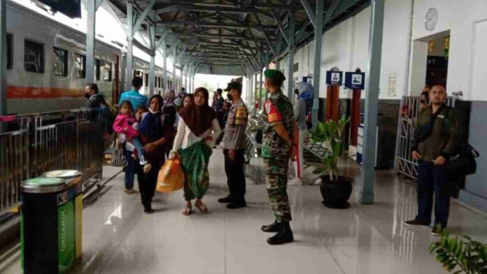 Pemudik Tiba di Stasiun Banjar
