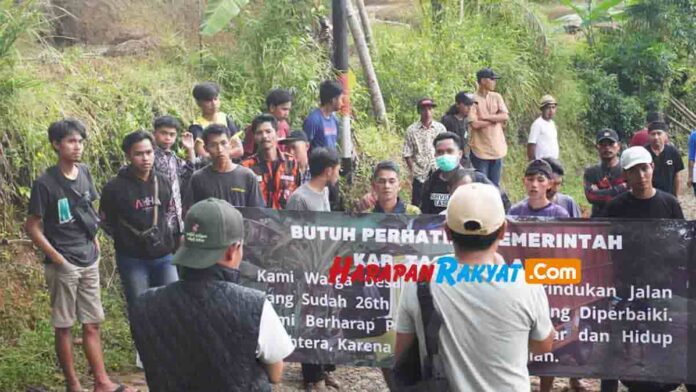 Aksi Protes Jalan Rusak