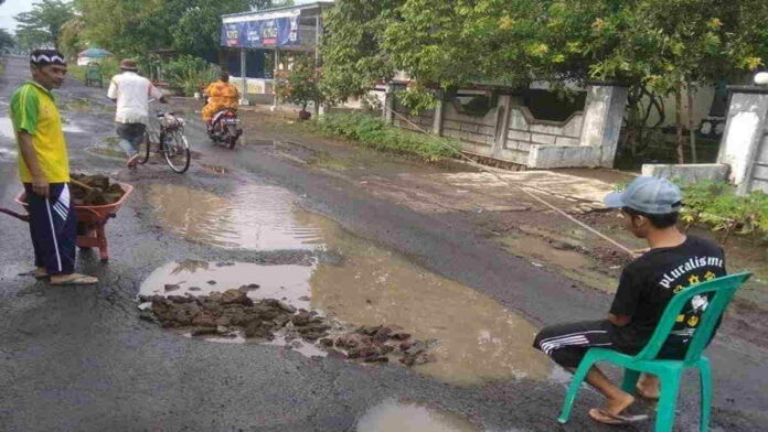 Bentuk Protes, Warga Kota Banjar Mancing Ikan di Jalan KH Dulbari yang Rusak