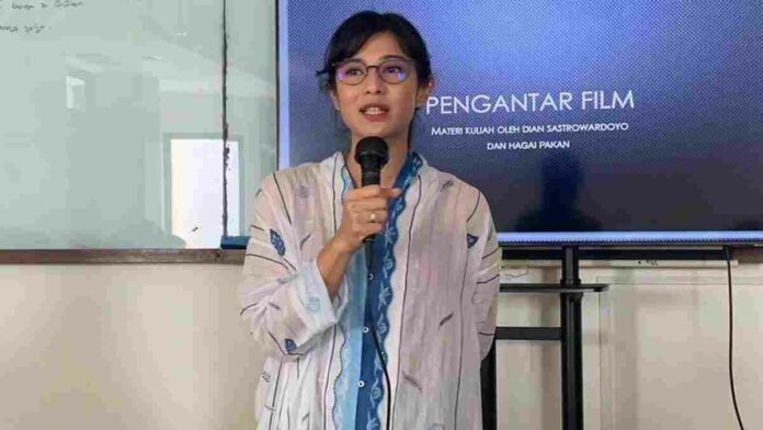Dian Sastro Jadi Dosen Pembimbing, Tampilan Fashionnya Viral