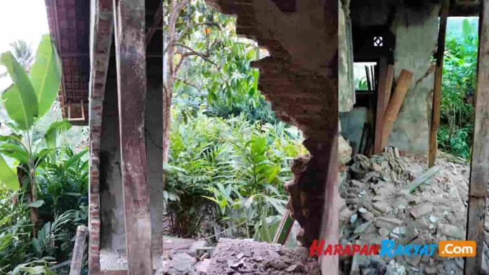 Diduga Lapuk, Rumah Warga Desa Pasawahan Ciamis Tiba-tiba Ambruk