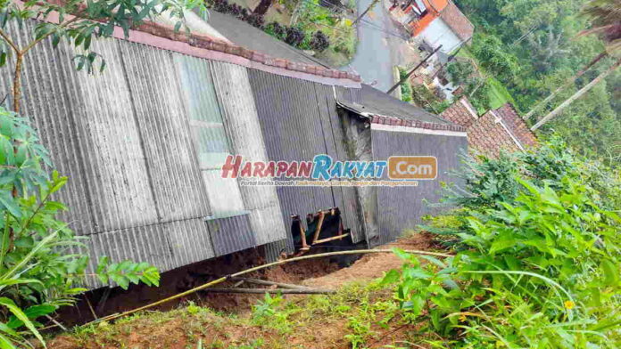 Dinding Rumah Warga Langkaplancar Pangandaran Jebol Terkena Longsoran Tebing