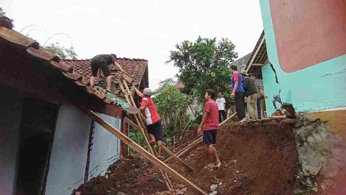Longsor timpa rumah warga