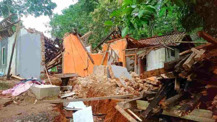 Pergeseran tanah rumah ambruk