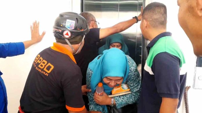 Insiden Terjebak lift