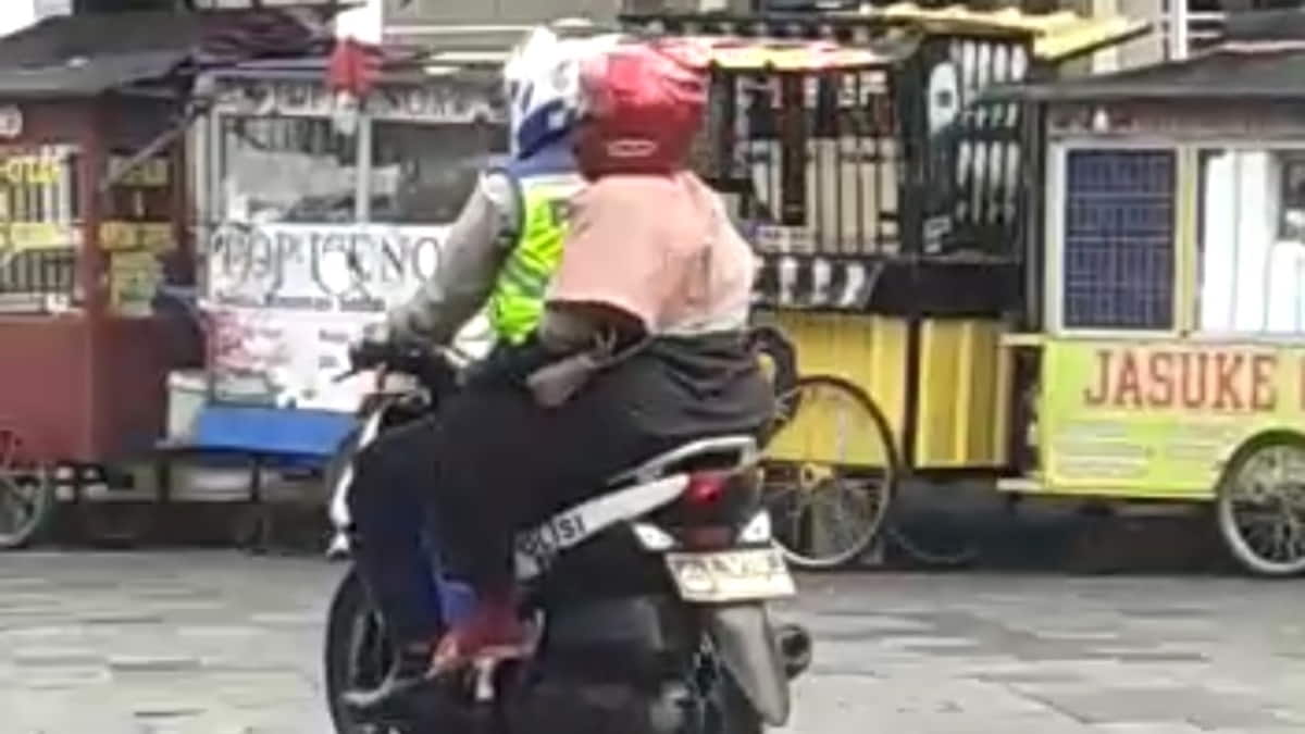 Ibu Hamil Ngidam Dibonceng Polisi di Tasikmalaya