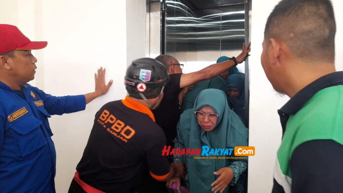 Ibu-Ibu PKK Terjebak Lift di Gedung Perpustakaan Kota Banjar