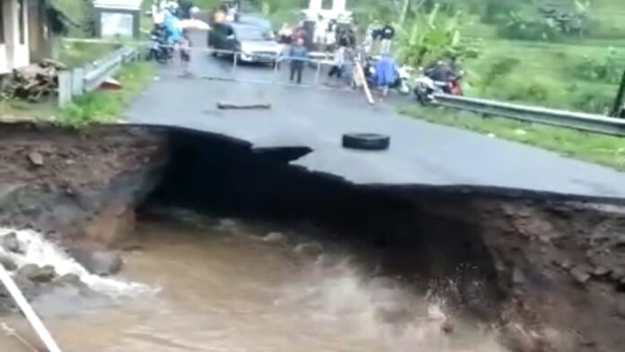 Jembatan Amblas di Tasikmalaya