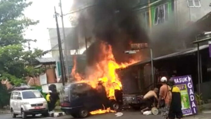 Mobil Hangus Terbakar saat Service di Bengkel di Kota Tasikmalaya
