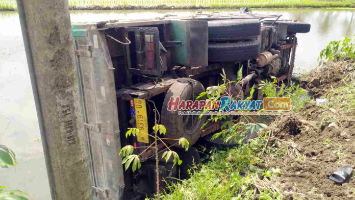 Mobil Truk Oleng dan Terjerembab ke Sawah di Kertahayu Ciamis