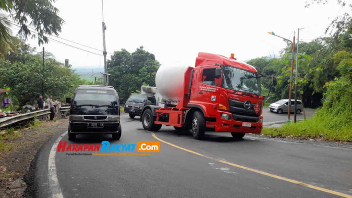 Mobil tangki Pertamina tak kuat nanjak di Tepung Kanjut Kota Banjar