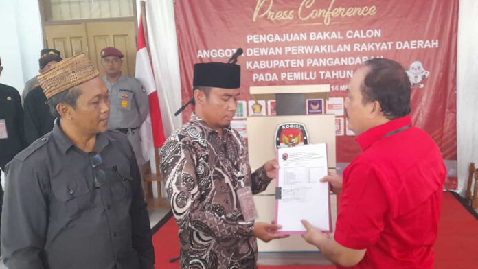 Parpol daftarkan bacaleg ke KPU Pangandaran