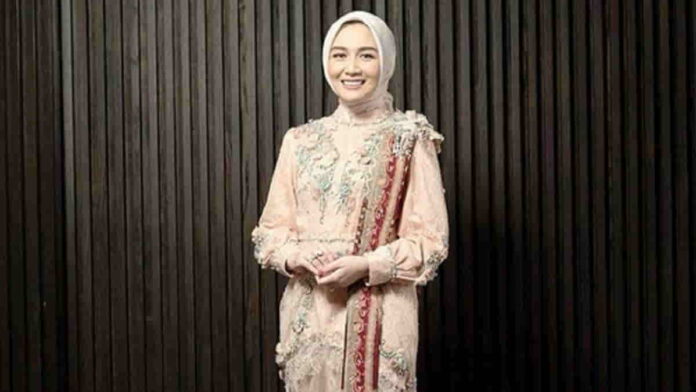 Profil Dine Mutiara, Wanita Berkelas Pemikat Hati Sahrul Gunawan