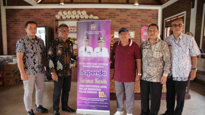 Taat Bayar Pajak, 2 Restoran di Ciamis Dapat Hadiah Lampu Penerangan