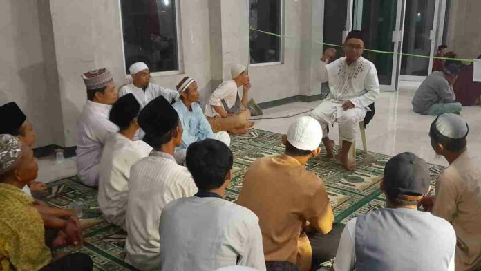 Kegiatan pengajian akbar di Islamic Center Pangandaran, Jawa Barat, menyediakan ruang untuk jamaah tuna rungu sekaligus dengan penerjemahnya. Foto: Madlani/HR