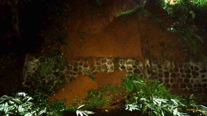 Tutup Jalan Kabupaten di Cipaku