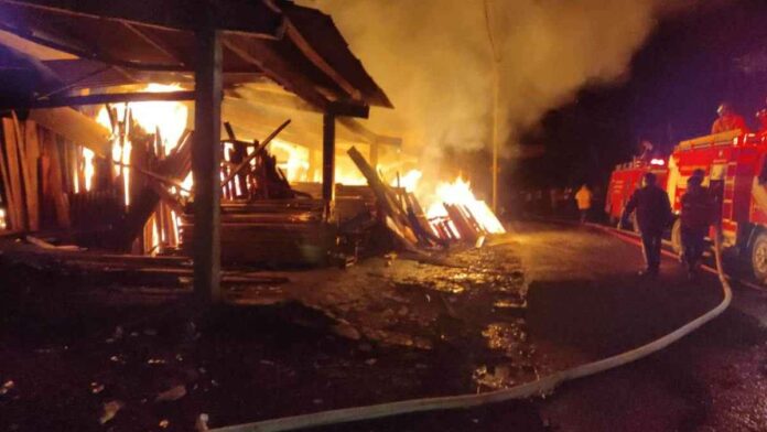 Rumah dan Los Kayu di Tasikmalaya