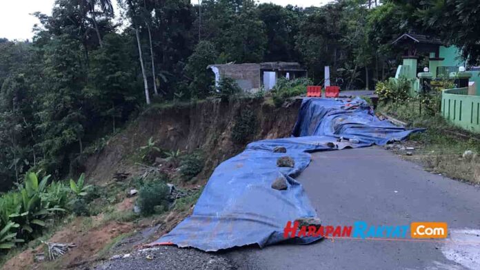 Jalan Penghubung 3 Kecamatan di Tasikmalaya Longsor, Sudah 7 Bulan Belum Diperbaiki