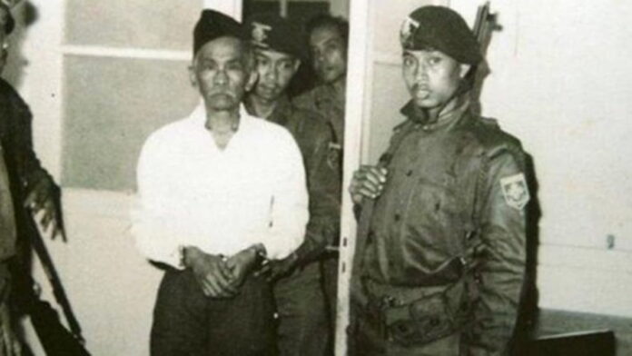 Kartosuwiryo pimpinan DI/TII yang mendeklarasikan di Tasikmalaya