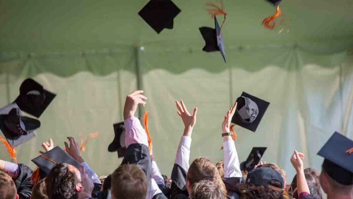 Kelulusan Ala Wisuda Sarjana