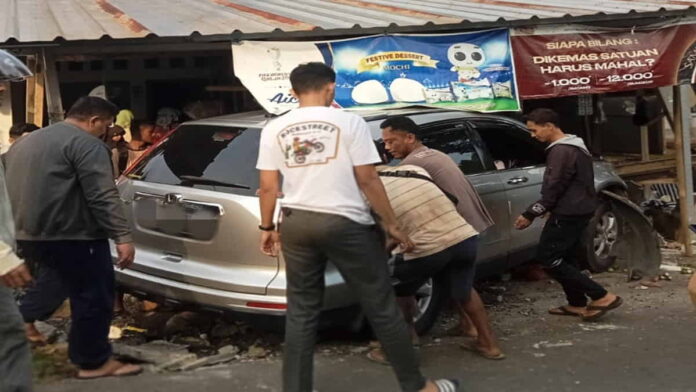 Minibus Tabrak Warung Sayuran di Pangandaran