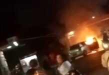 Mobil Swift yang terbakar di SPBU Mangkubumi, Kota Tasikmalaya, saat mengantri hendak isi bensin pada Kamis (01/06/2023) malam. Foto: Apip/HR