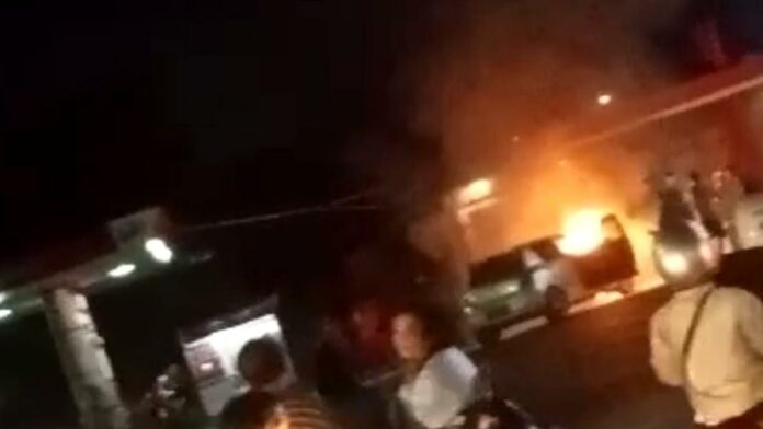 Mobil Swift yang terbakar di SPBU Mangkubumi, Kota Tasikmalaya, saat mengantri hendak isi bensin pada Kamis (01/06/2023) malam. Foto: Apip/HR
